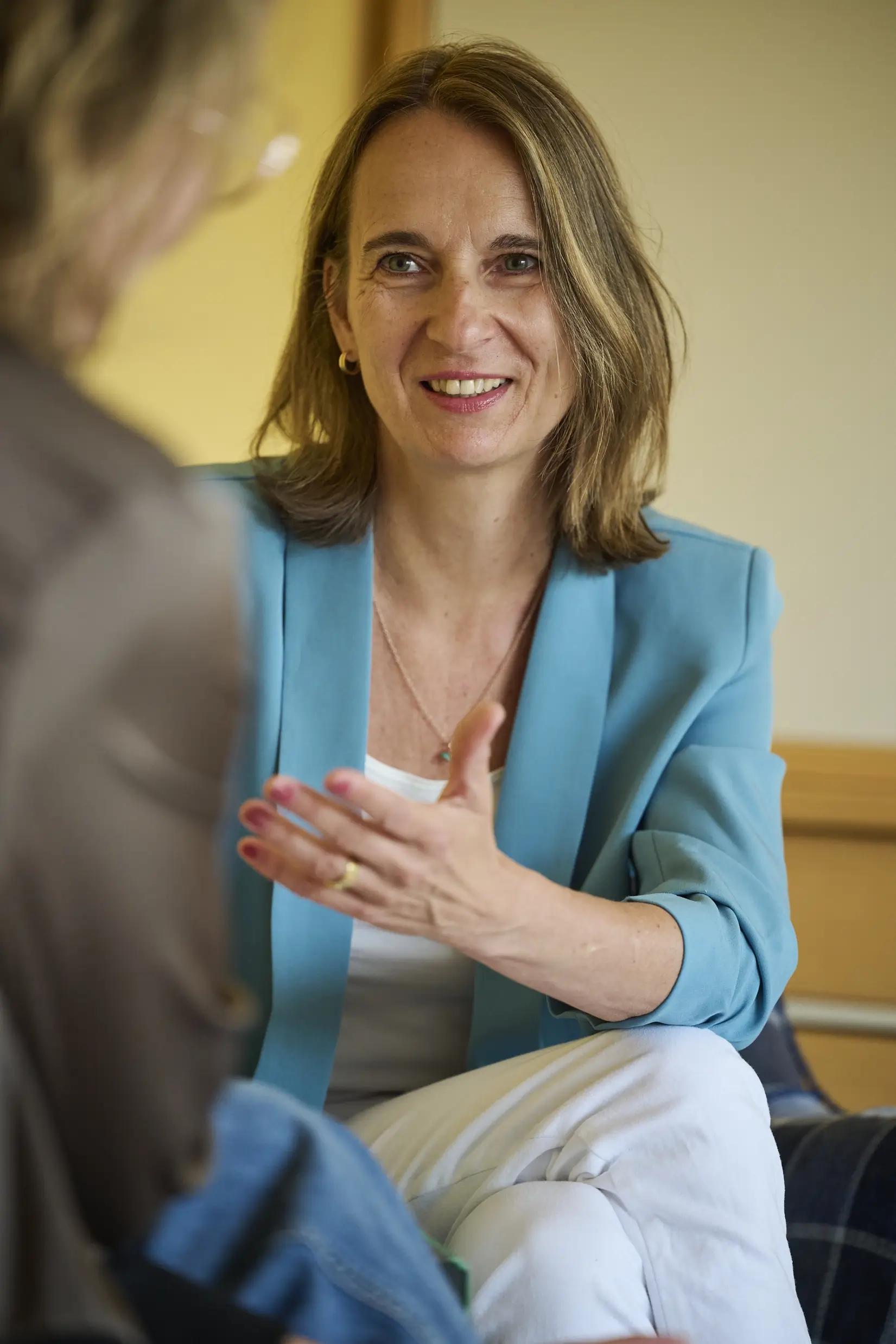 Natascha Kompatzki mit ausgestreckter Hand im Einzelcoaching