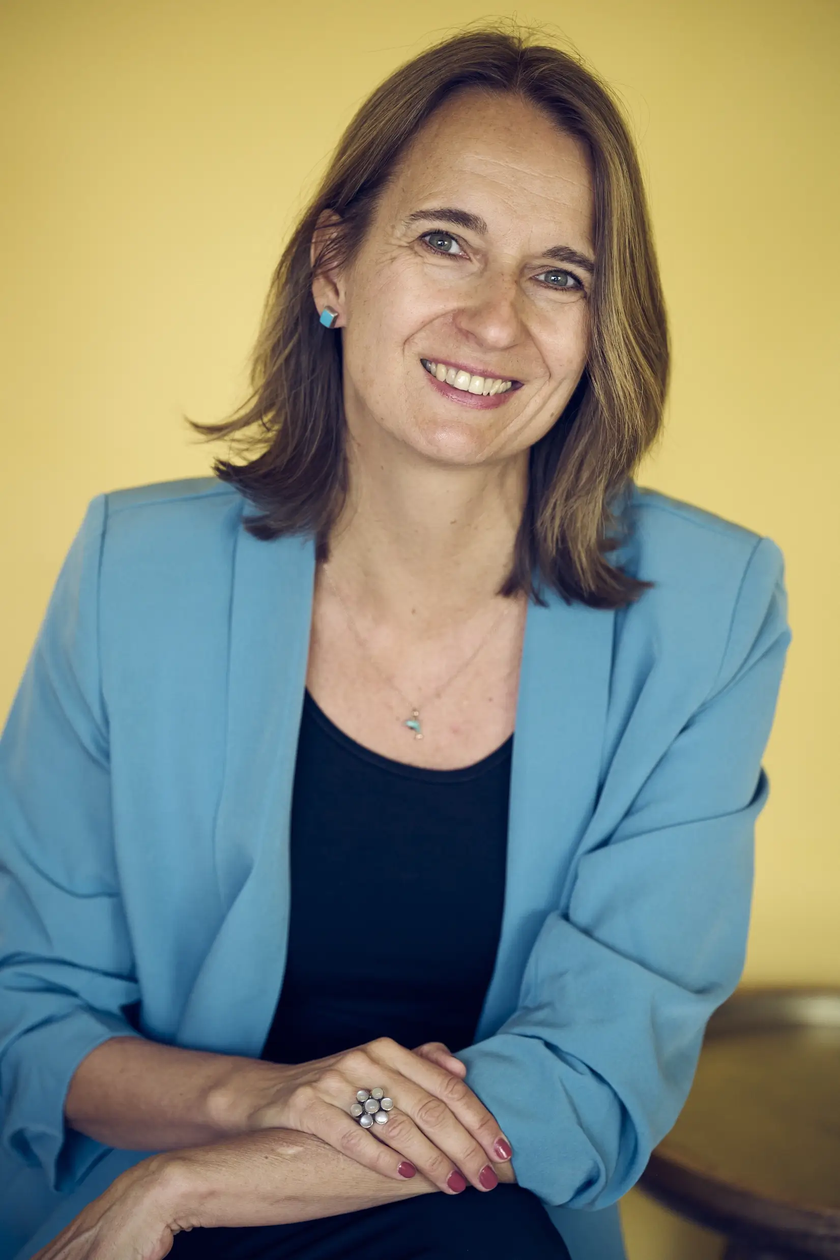 Natascha Kompatzki mit blauem Blazer lächelnd